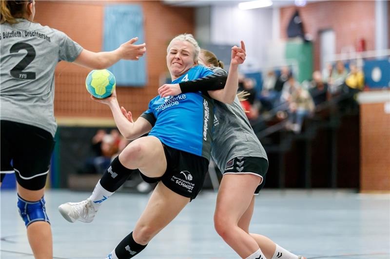 Im Derby geht es hart zur Sache : Vivien Martens klammert Maertha Laut. Laut wechselte in der Winterpause von der HSG nach Stade. Foto: Struwe