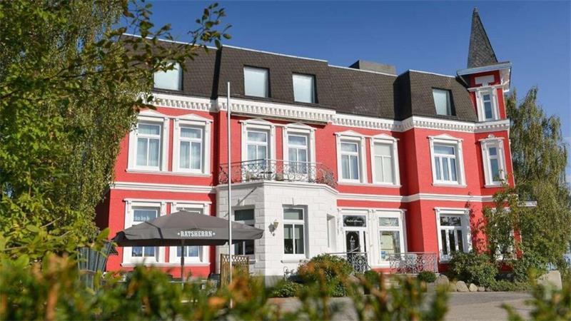 Im Dezember 1899 wurde das Bahnhofshotel fertiggestellt. Inzwischen ist daraus das über die Landkreisgrenzen hinaus bekannte „Peters – Das Genusshotel“ geworden.