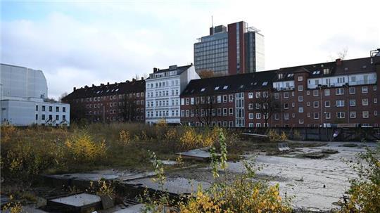Im Dezember 2013 mussten alle Bewohnerinnen und Bewohner über Nacht die „Esso-Häuser“ wegen Einsturzgefahr verlassen. Seit dem Abriss 2014 liegt das Gelände am Spielbudenplatz brach.