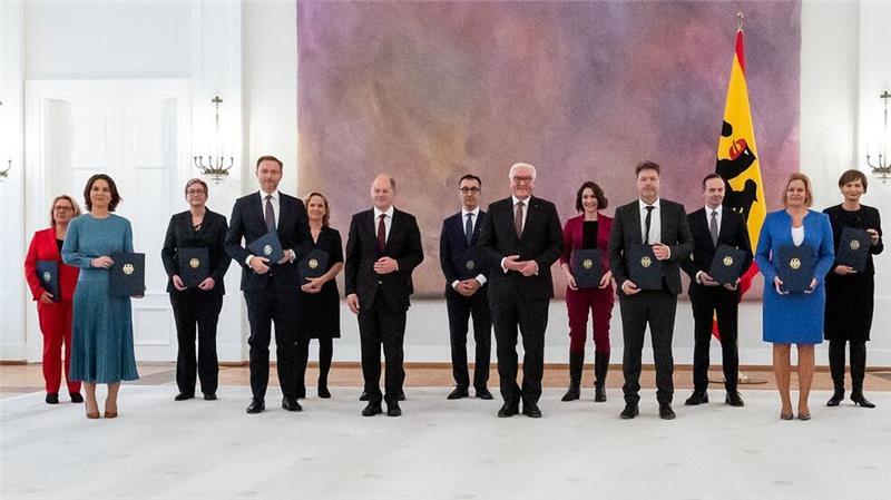 Koalitionäre beharken sich - Union ruft nach Steinmeier Im Dezember 2021 übergab Steinmeier dem Ampel-Kabinett die Ernennungsurkunden - fast drei Jahre später setzt die Union nun auf den Bundespräsidenten, um der Koalition ins Gewissen zu reden. (Archivbild)