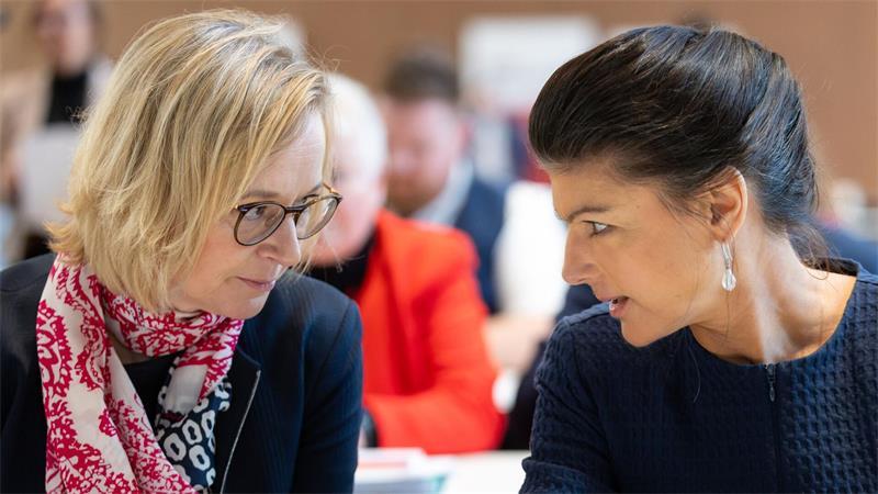 Thüringer Koalition im Krisenmodus - Wie es nun weitergeht Im Dezember 2024 herrschte noch Einigkeit zwischen Sahra Wagenknecht und Katja Wolf. (Archivbild)
