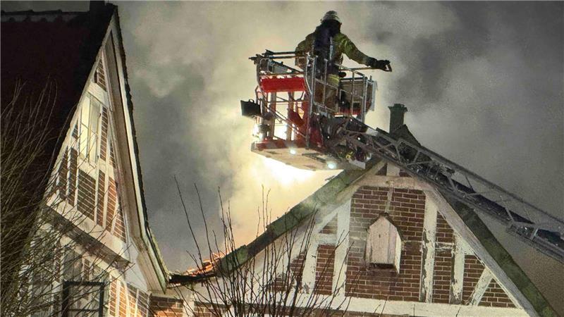 Im Dezember 2025 retten Feuerwehrleute aus dem Alten Land, Buxtehude und Stade am Fleet ein Wohn- und Gasthaus aus dem 16./17. Jahrhundert im historischen Ortskern nahe der St.-Matthias-Kirche.