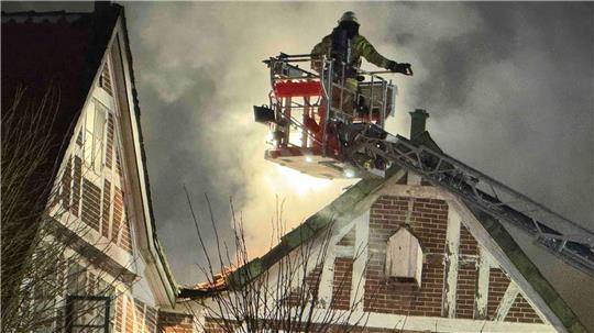 Im Dezember 2025 retten Feuerwehrleute aus dem Alten Land, Buxtehude und Stade am Fleet ein Wohn- und Gasthaus aus dem 16./17. Jahrhundert im historischen Ortskern nahe der St.-Matthias-Kirche.