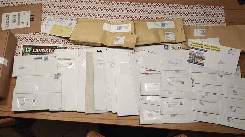 Brief verloren, Paket im Baum – Post-Beschwerden viel größer als bislang bekannt Im Dezember erhielt der Stader Peter Vollmers 42 Briefe, Päckchen und Zeitschriften an einem Tag. Die Sendungen wurden verspätet zugestellt.
