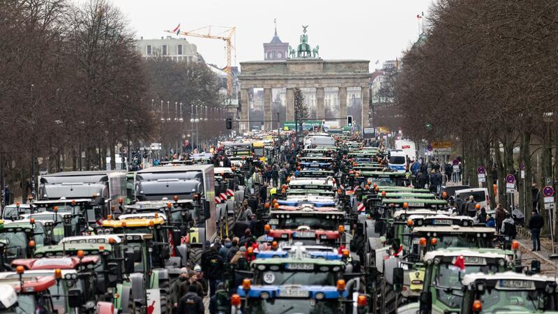 Wie groß wird der Bauernprotest? Verband äußert sich zu vermeintlichem Generalstreik Im Dezember fuhren die Bauern mit tausenden Traktoren durch Berlin um gegen die Pläne der Regierung zu protestieren.
