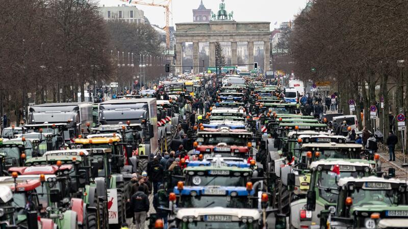 Aufatmen bei Bauern im Kreis? Diese Kürzungen will die Ampel zurücknehmen Im Dezember fuhren die Bauern mit tausenden Traktoren durch Berlin um gegen die Pläne der Regierung zu protestieren.