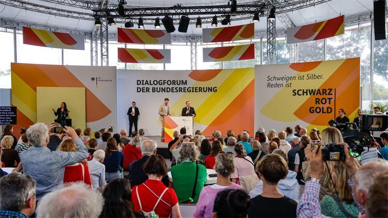Hunderttausende feiern Einheitsfest in Bremen Im Dialogforum der Bundesregierung stellte sich Verteidigungsminister Boris Pistorius (SPD) den Fragen der Bürgerinnen und Bürger.