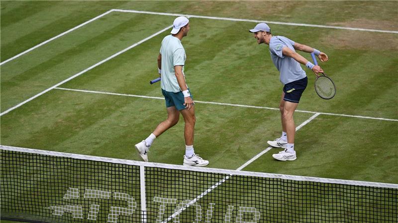 Shelton feiert Titel in Stuttgart - Deutsches Duo siegt Im Doppel nicht zu schlagen: Jan-Lennard Struff (l) und Yannick Hanfmann (r).