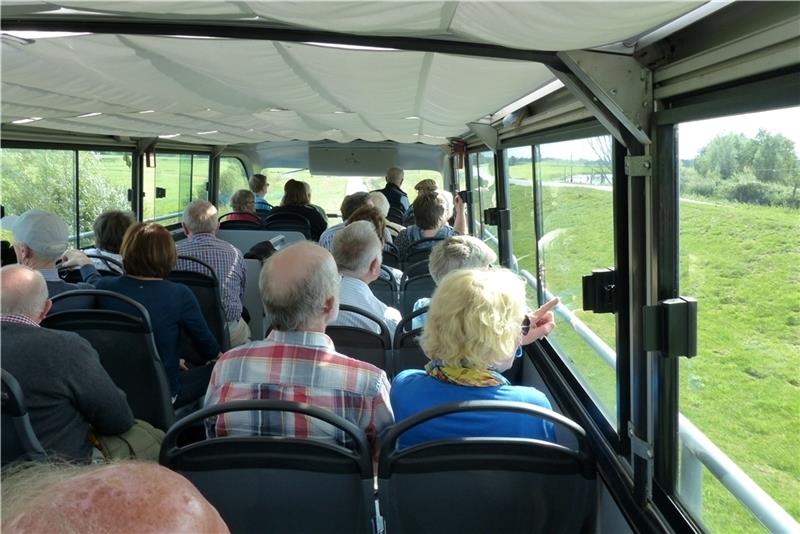 Im Doppeldeckerbus sind alle Sitzplätze oben – da kann man bequem über den Deich gucken. Fotos: Eidtmann