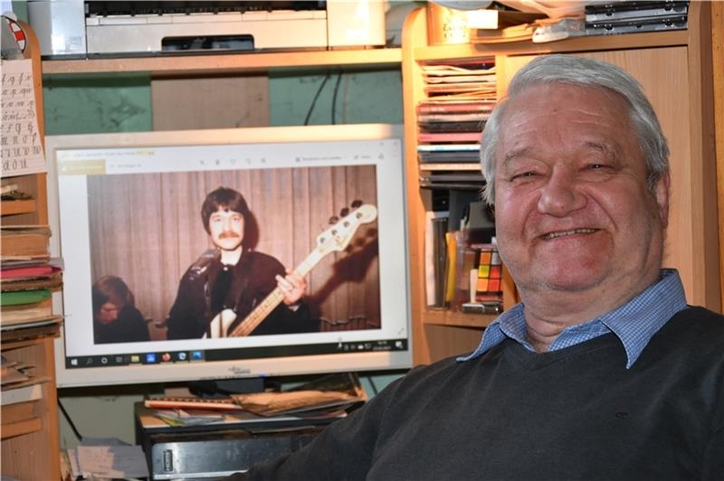 Im Doppelpack: ein quietschvergnügter Reiner Klintworth vor dem Computerbildschirm mit einem Foto von ihm als junger Bassist. Fotos: Felsch