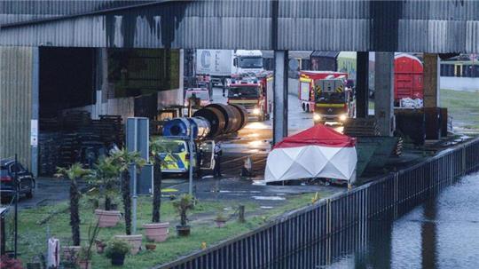 Im Dortmunder Hafen sicherte die Kriminalpolizei in einem Tatort-Schutzzelt Spuren.