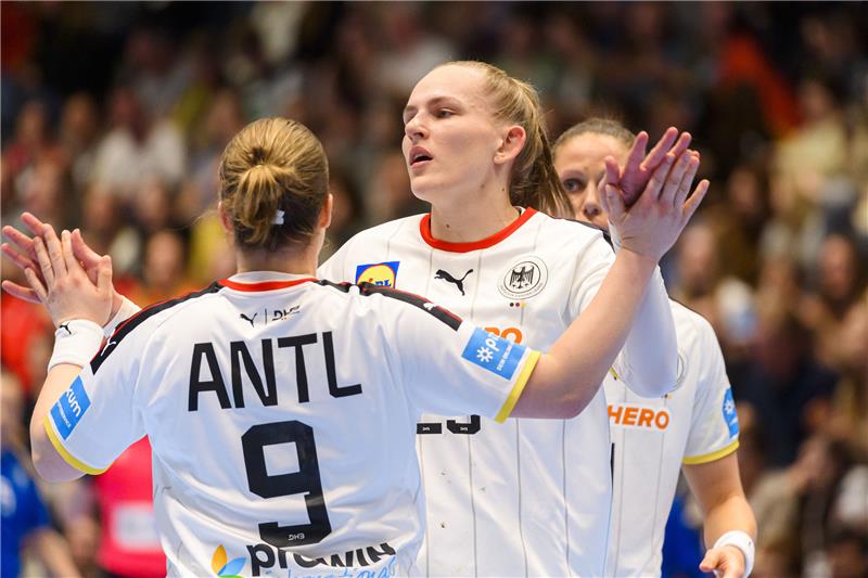 Im Dress der Nationalmannschaft: Annika Lott (THC) und Lisa Antl (BVB) gehöhren auch in der DHB-Auswahl zum Stammpersonal. Foto: dpa