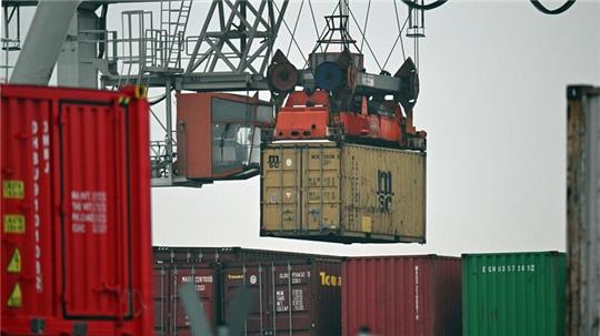 Im Duisburger Hafen werden Container verladen.