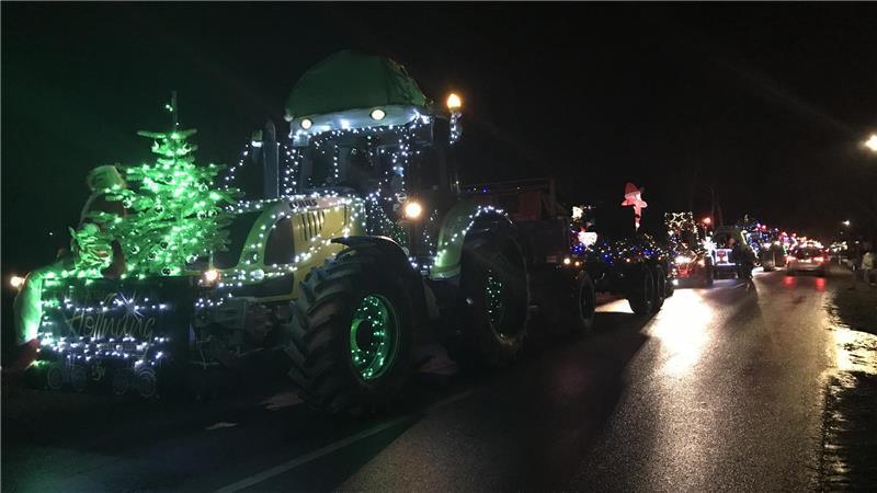 Im Dunkeln leuchten die geschmückten Trecker eindrucksvoll.