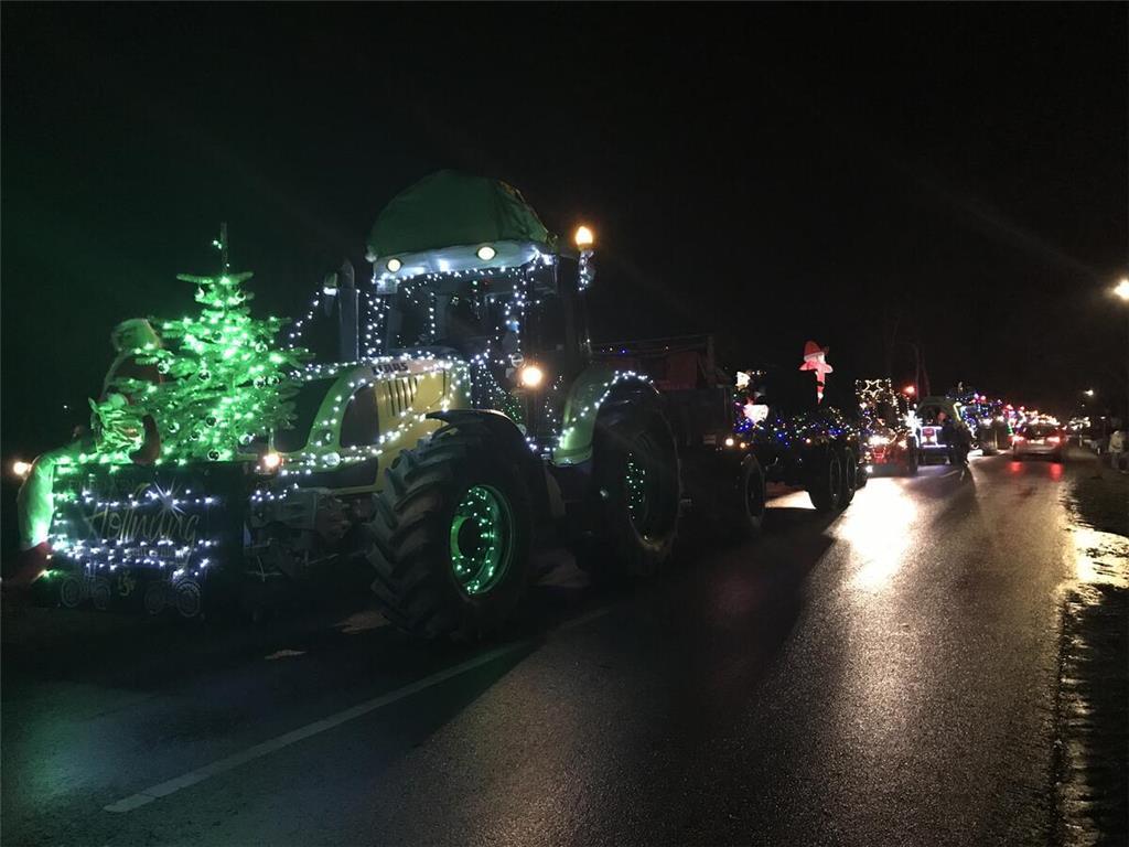 Im Dunkeln leuchten die geschmückten Trecker eindrucksvoll.