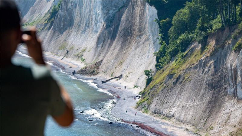 Warum Ostsee-Besucher jetzt besonders wachsam sein sollten Im Durchschnitt sind die Klippen im Nationalpark Jasmund etwa 60 bis 70 Meter hoch. (Archivfoto)