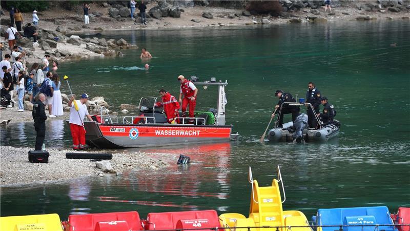 Nach Tretboot-Unglück: Vater und Sohn weiter vermisst Im Eibsee wird nach einem untergegangenen Vater und seinem Sohn gesucht.