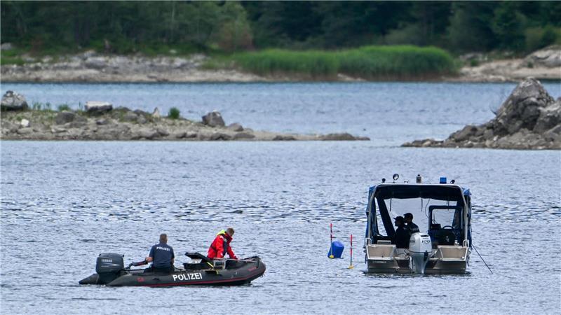 Im Eibsee wird nach einem untergegangenen Vater und seinem Sohn gesucht.