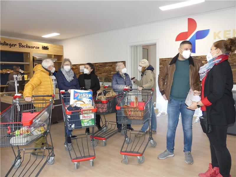 Im Eingangsbereich nutzten am Mittwoch viele Kunden die Gelegenheit zum Klönschnack untereinander und mit der Marktleitung.