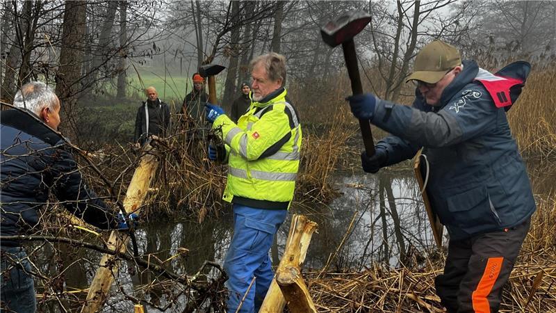 Im Einsatz für die Artenvielfalt: rechts Thomas Piper, Vorsitzender des Stader Anglervereins.