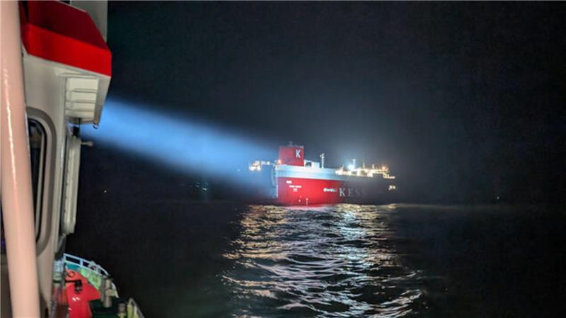Im Einsatz für einen Maschinenbrand an Bord des Autotransporters "Thames Highway": Der Seenotrettungskreuzer "Hamburg" der Deutschen Gesellschaft zur Rettung Schiffbrüchiger.