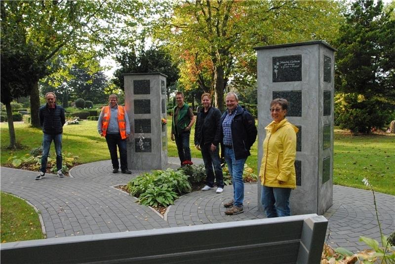 Im Einsatz für einen schöneren Friedhof: (von links) Lars Brüggemann, Sven Bammann, Mario Mundt, Michael Lippek und Andrea Petrat.