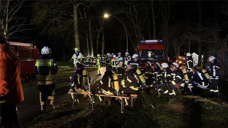 Im Einsatz waren 13 Feuerwehren aus der gesamten Umgebung.