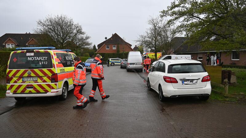 Im Einsatz waren auch eine Notärztin sowie Notfallsanitäter des DRK-Rettungsdienstes und ein Notfallseelsorger des Kirchenkreises Stade.