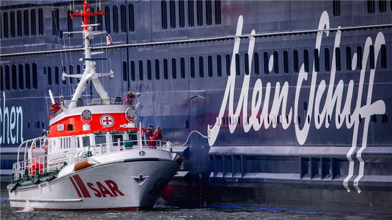 Im Einsatz waren bei der Übung neben der „Mein Schiff 7“, die planmäßig Halt in Warnemünde gemacht hat, auch der Hochseeschlepper „Fairplay 35“, der Seenotrettungskreuzer „Arkona“ sowie das Feuerlöschboot „Albert Wegener“.