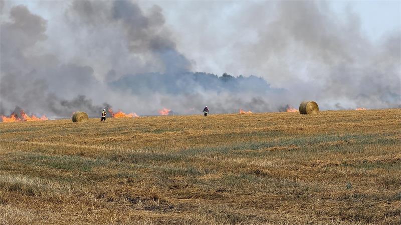 Großeinsatz im Kreis Harburg: Ballenpresse setzt Feld in Brand Im Einsatz waren die Feuerwehren Marxen und Brackel, Hanstedt, Schierhorn, Evendorf und Rahmelsloh, Wesel und Jesteburg sowie Neu Wulmstorf und Asendorf.