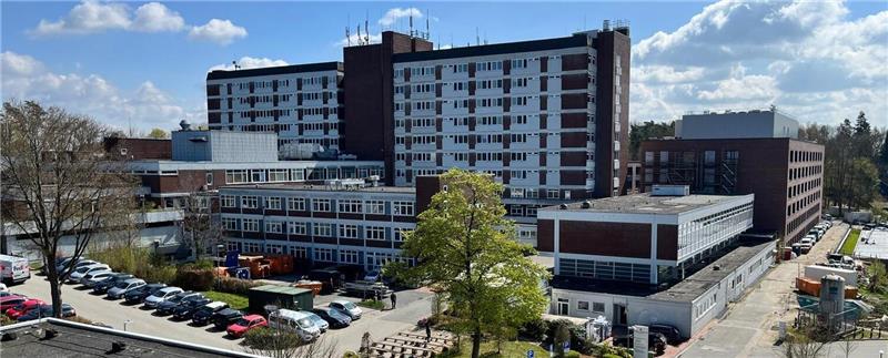 Im Elbe Klinikum Stade arbeiten 2100 Menschen. Viele Gebäude werden in den kommenden Jahren durch Neubauten ersetzt.