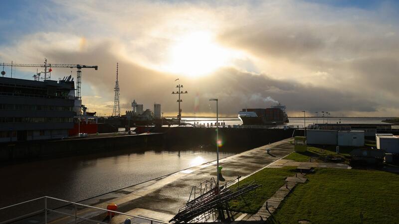 Im Elbehafen in Brunsbüttel ist ein Frachter gegen die Kaimauer gefahren. (Archivbild)