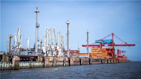 Im Energiehafen von Stade wurde ein Anleger für das LNG-Terminalschiff gebaut - die Inbetriebnahme verzögert sich aber. (Archivbild)
