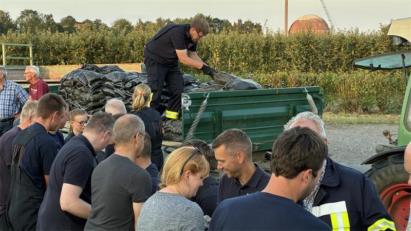 Vor Sturmflut-Saison im Alten Land: Helfer schwitzen in der Sandsack-Kette Im Ernstfall unterstützen Obstbauern und Lohnunternehmer die Deichschützer mit Fahrzeugen und Anhängern.
