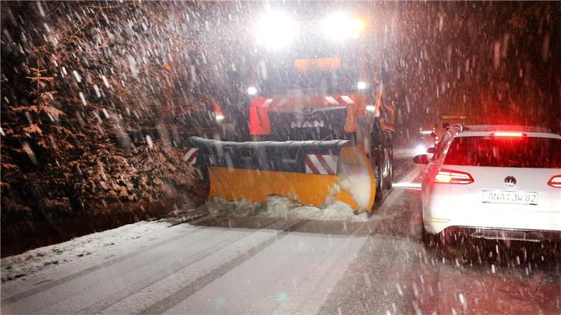 Glätte und Schnee - Frühwinter im Spätherbst Im Erzgebirge räumte der Winterdienst den Schnee von den Straßen.