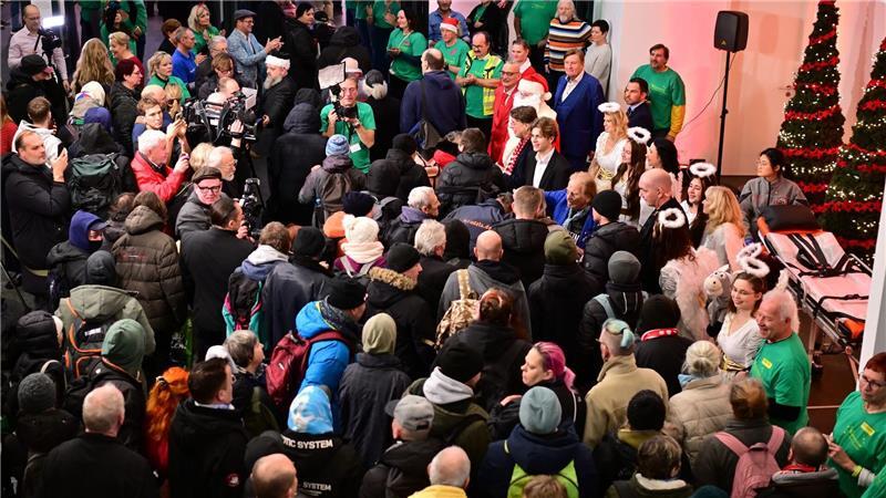 Gans und Geschenke: Frank Zander empfängt Hunderte Gäste Im Estrel Hotel war der Andrang groß.