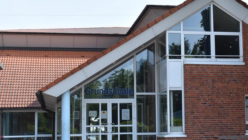 Feuerwerksverbot im Alten Land soll stärker kontrolliert werden Im Etat für 2024 sind zwei Millionen Euro für den Umbau der „Appelsnut Grundschool“ in Hollern zur Ganztagsschule vorgesehen.