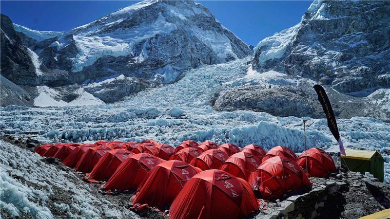 Drohnen übernehmen Lastentransport am Everest Im Everest Basislager warten Bergsteiger auf eine gute Gelegenheit zum Aufstieg.