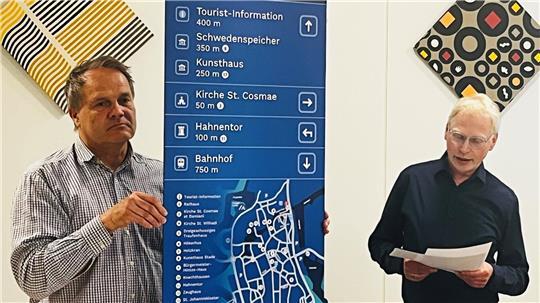 Im Fachausschuss stellten Dr. Andreas Schäfer und Frank Tinnemeyer von der Stade Marketing und Tourismus GmbH (SMTG) die neuen blauen Schilder mit Leitsystem vor.
