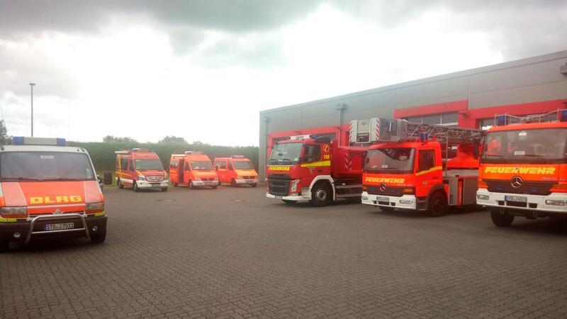 Nach Hinweis: Feuerwehr sucht nach vermisstem Mädchen Einsatzwagen der Feuerwehr stehen auf einem Hof.