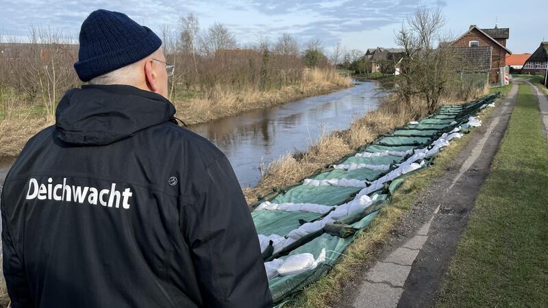 Schwachstelle beseitigt: Darum ist der Deichbau in Neuenkirchen so schwierig Im Februar 2022 musste der Umdeich mit Folien und Sandsäcken gesichert werden.