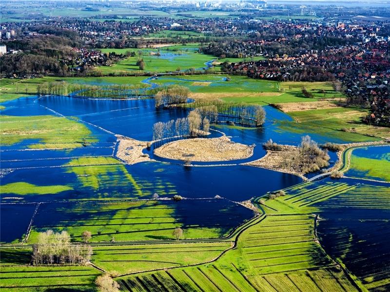 Martin Elsens neue "Luftnummern": Was der Stader Fotograf 2023 plant Im Februar 2022 waren die Schwinge-Wiesen in Stade überflutet.