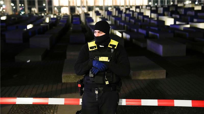 Im Februar wird ein spanischer Tourist am Holocaust-Mahnmal in Berlin mit einem Messer angegriffen und schwer verletzt. Die Bundesanwaltschaft wirft dem Tatverdächtigen, einem 19-jährigen Flüchtling aus Syrien, vor, aus einer radikal-islamistischen und antisemitischen Überzeugung heraus gehandelt zu haben.