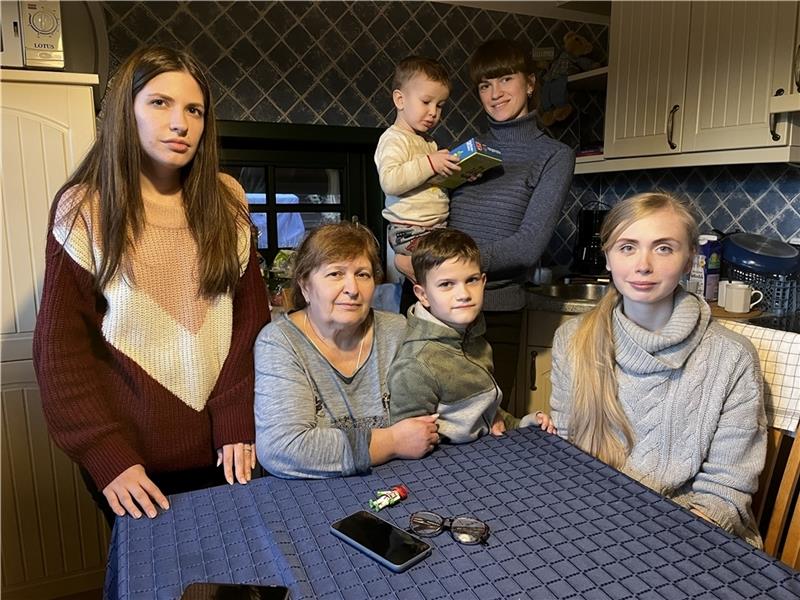 Im Feriendorf Altes Land sind die ukrainischen Flüchtlinge Ohla Filatova, Svetlana Filatova, Tkatsch Ekaterina und Dumma Vladislava mit den Kindern Kiryl (8) und Gordey (3) aus Dnipro vorerst unterkommen (von links). Das Mobiltelefon liegt 