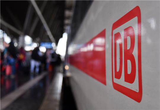 Im Fernverkehr von Hamburg nach Neumünster sowie nach Itzehoe kommt es zu massiven Beeinträchtigungen. Foto: Schutt/dpa-Zentralbild/dpa