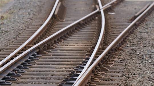 Im Fernverkehr werden wegen des Brandes Züge umgeleitet. (Symbolbild)