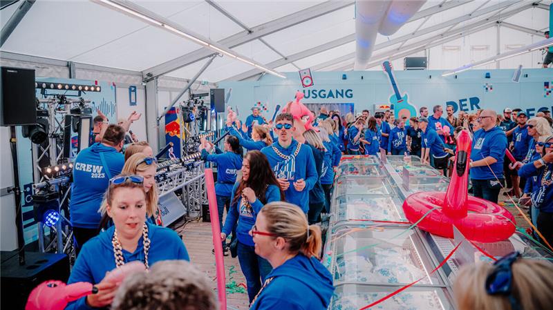 Deichbrand-Festival: Mega-Panne bei Tokio-Hotel-Auftritt Im Festival-Discounter feierten die Aldi-Mitarbeiter und die Einkäufer ab. Foto: Keck