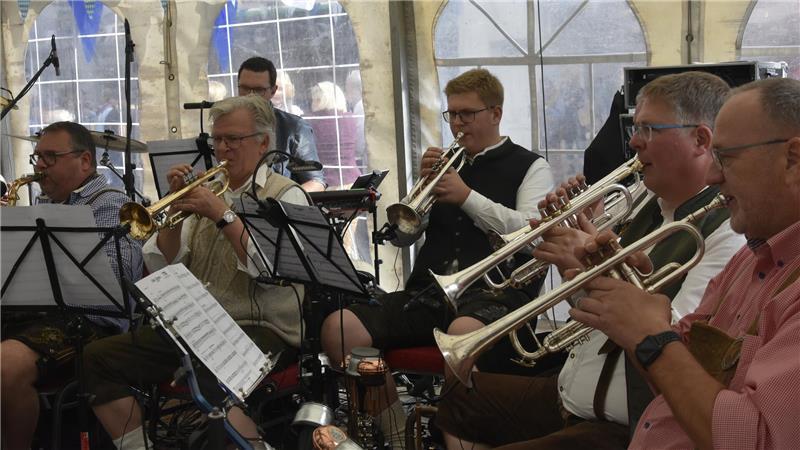 Ab Donnerstag: Buxtehude feiert vier Tage lang Oktoberfest Im Festzelt wird auch in diesem Jahr wieder zünftige Blasmusik gespielt.