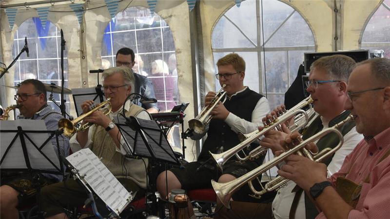 Im Festzelt wurde zünftige Blasmusik gespielt.