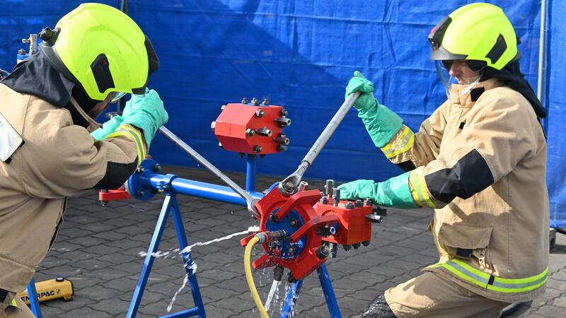 Im Feuerschutzanzug: Bardenhagen-Techniker Jorge-Hendrik Druminski und Nikolai Martens demonstrieren beim Tag der offenen Tür für Industriekunden und -kooperationspartner eine Leckabdichtung.